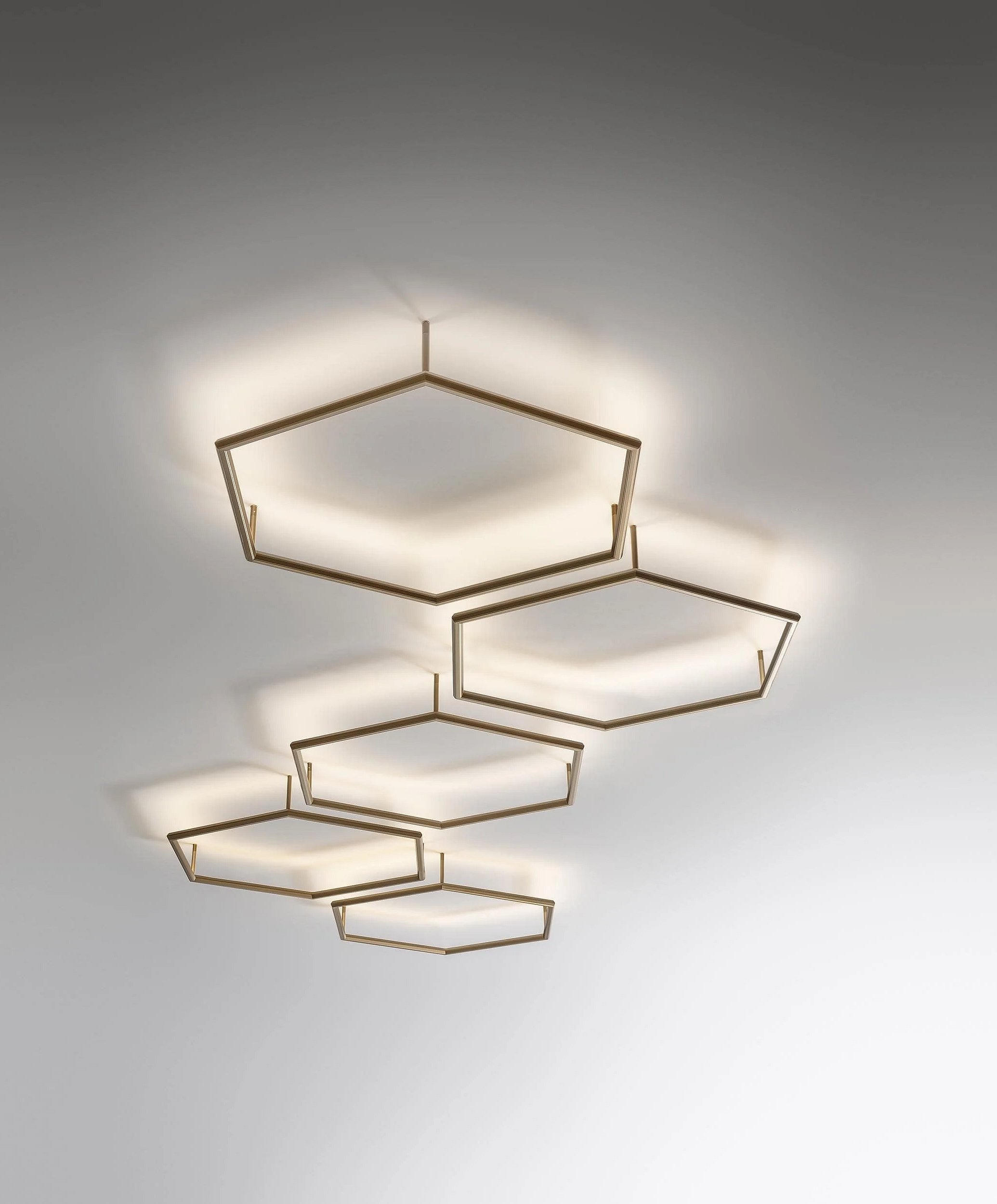 <h3>Poly Esagono PL</h3><br> <h4>Olev<br><span style="font-size: 14px">Lampada a soffitto</span></h4>